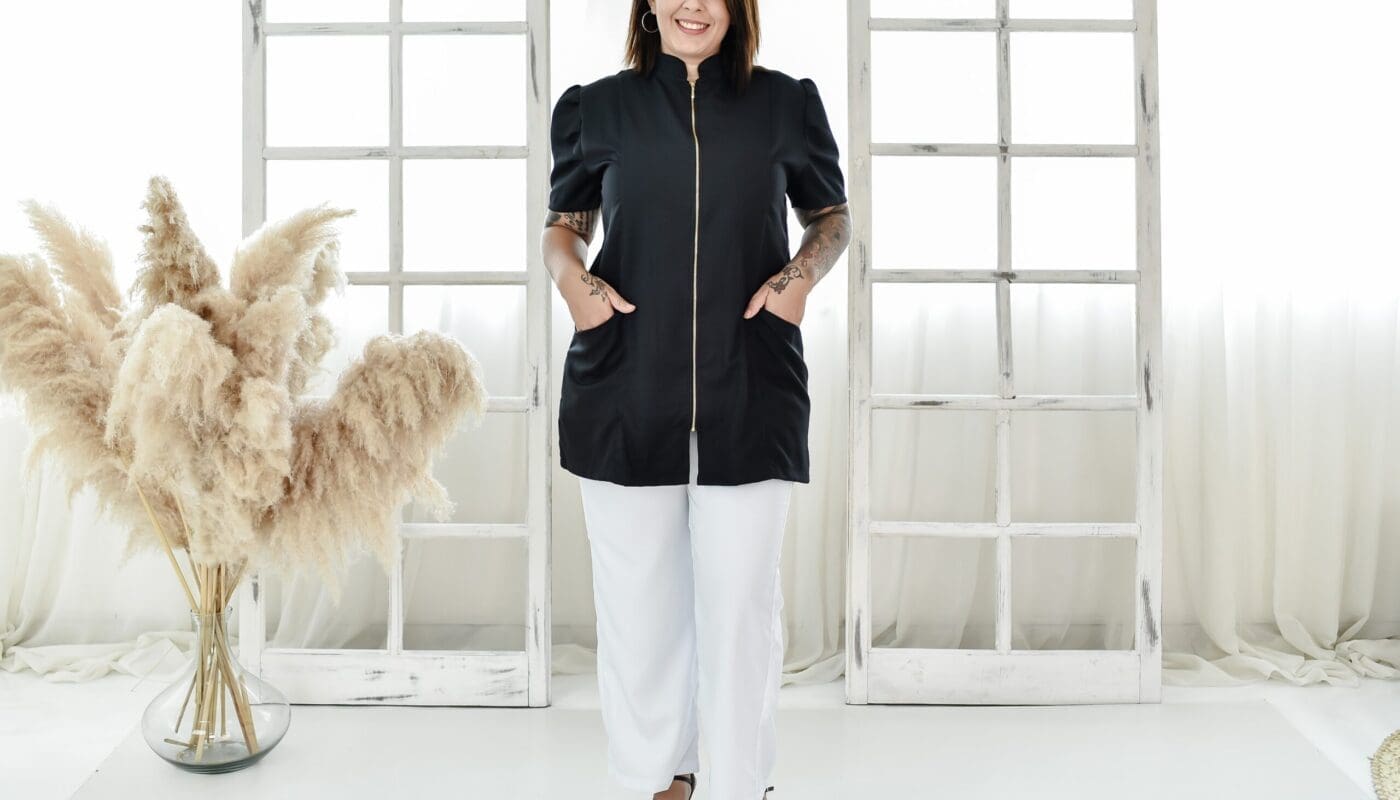 Jaleco Manga Curta Feminino em Gabardine Gola Padre com Zíper Bali
