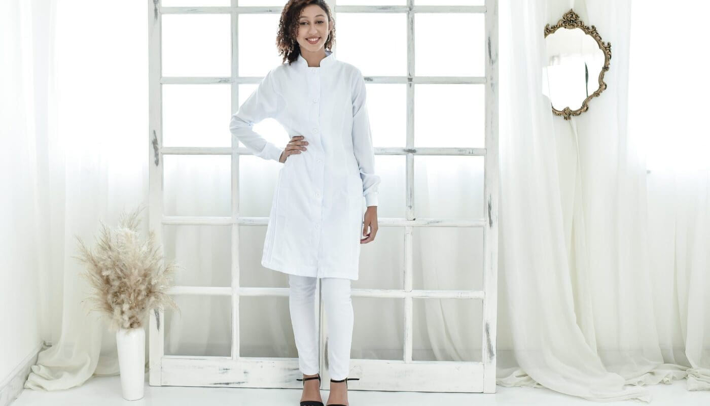 Jaleco Manga Longa Feminino em Gabardine Gola Padre com Punho e Nervuras Bruxelas