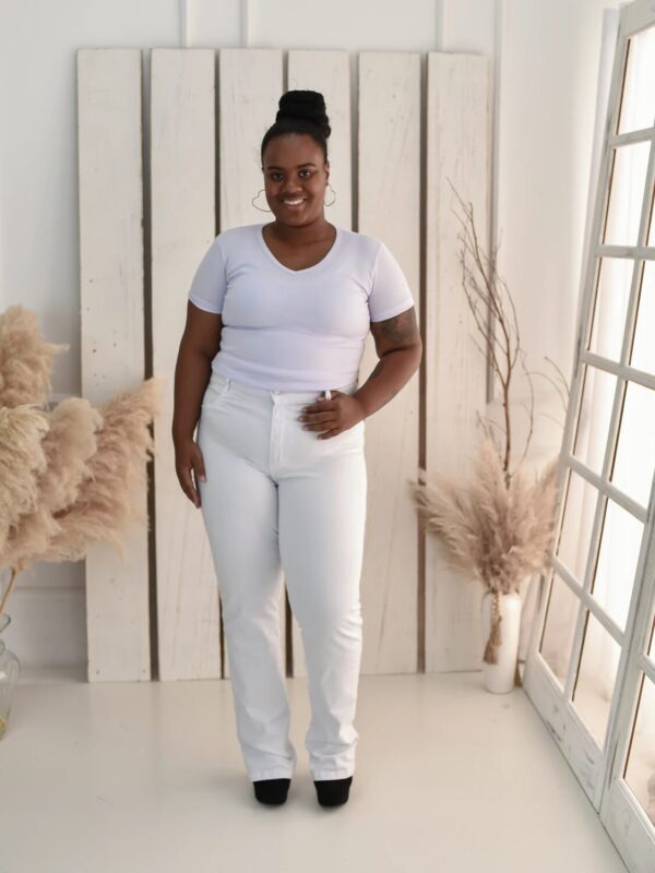 Calça Reta Feminina Jeans com Lycra Push Up Plus