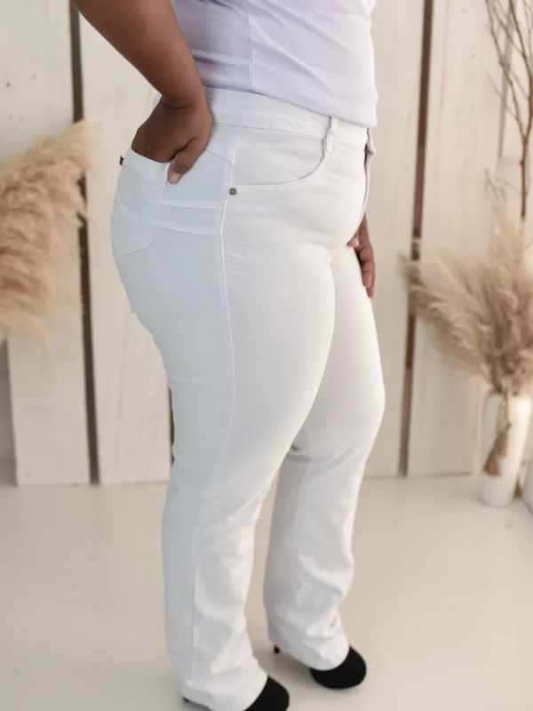 Calça Reta Feminina Jeans com Lycra Push Up Plus