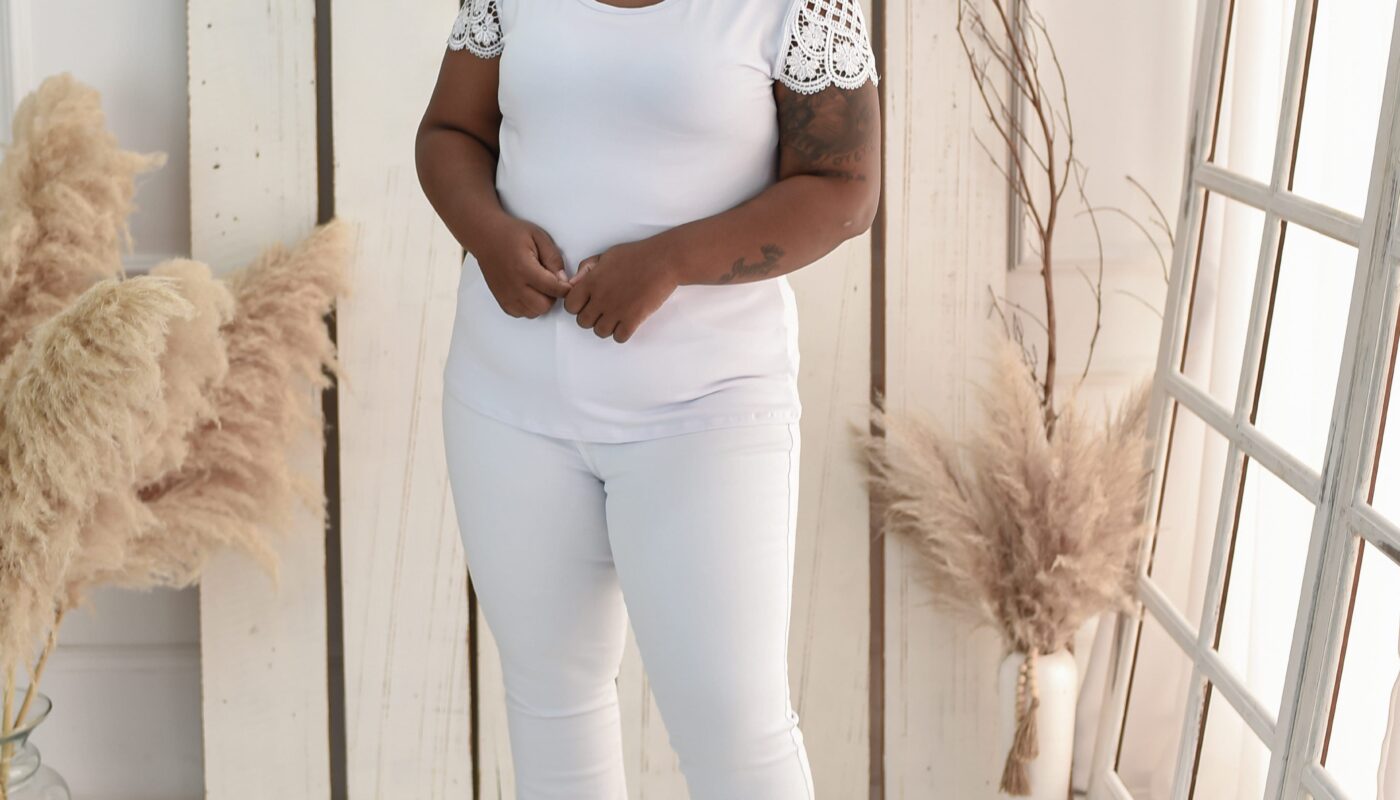 Blusa Manga Curta Feminina em Viscolycra Manga com Aplicações