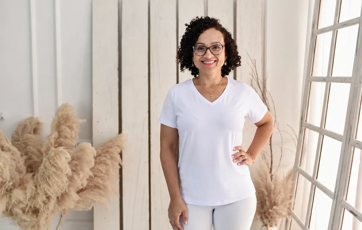Blusa Manga Curta Feminina em Viscolycra Gola V Básica Plus