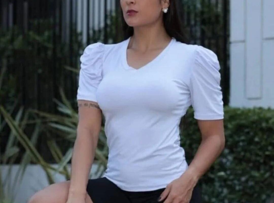 Blusa Manga Curta Feminina em Viscolycra Gola V Manga Princesa