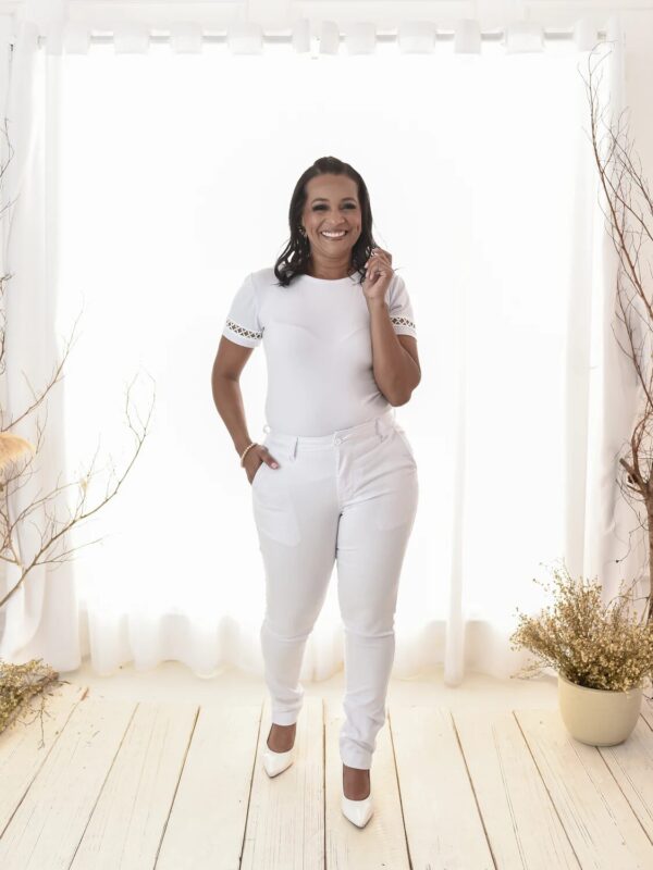 Calça Cigarrete Feminina em Sarja Social Barra com Abertura Lateral Plus Size