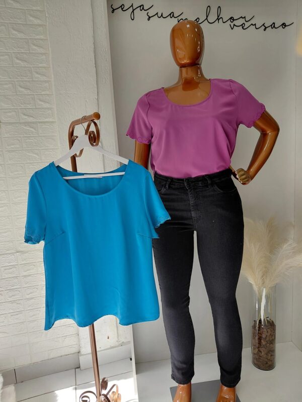 Blusa Feminina com Detalhes Bordados Plus (CR199)