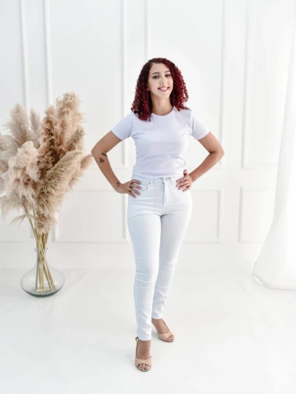 Calça Skinny Feminina Jeans com Lycra Acetinado e Bolsos Plus