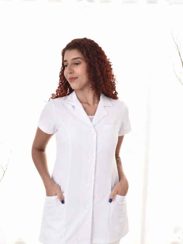Jaleco Manga Curta Feminino em Gabardine com Botões Básico