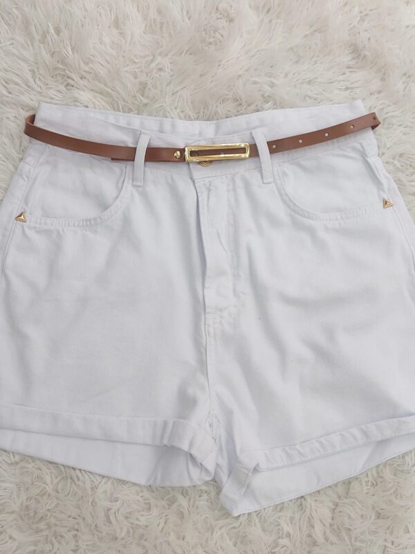 Short Curto Feminino em Sarja Boyfriend Cinto e Barra Italiana